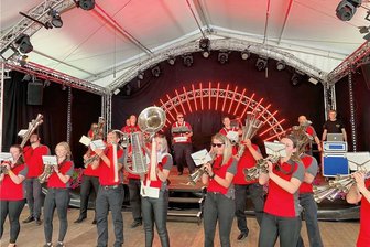 Mit lauter Musik und guter Laune: Schalmeien in Hartmannsdorf feiern ihr 50. Jubiläum - Die Schalmeien aus dem thüringischen Neugernsdorf unterstützten die Hartmannsdorfer Schalmeienzunft bei den Feierlichkeiten zu ihrem 50. Jubiläum.