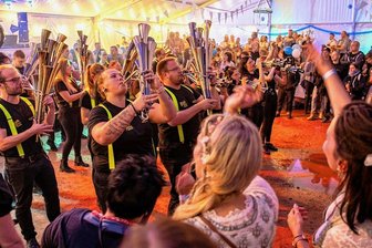 Mit "Layla" und Weißwurst: Rochlitz kann Oktoberfest - Zum Rochlitzer Oktoberfest feierten 660 Besucher am Samstagabend ausgelassen, hier beim Auftritt der Schalmeienzunft Hartmannsdorf. Fast alle Besucher hatten sich auch passend gekleidet. 