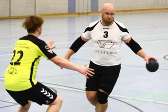 Mit leerem Punktekonto, aber voller Hoffnung: Diese Handballmannschaft aus dem Erzgebirge sehnt das Ende des Seuchenjahrs 2025 herbei - Der Borstendorfer Marcus Rüger erzielte in Annaberg drei Tore.