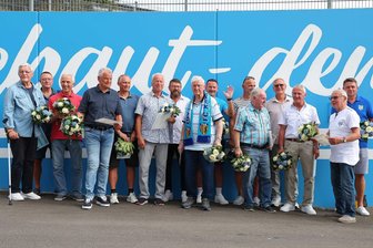 Mit Legendenwand und Kultbechern: Chemnitzer FC setzt auf Nähe zu den Fans - Zahlreiche ehemalige Spieler des FC Karl-Marx-Stadt und des Chemnitzer FC waren zur Eröffnung der Legendenwand am Stadion, auf der sie selbst verewigt sind, erschienen.