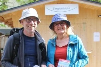 Mit leichtem Gepäck 700 Kilometer zu Fuß - Startklar für die große Pilgerreise nach Santiago de Compostela: Jürgen und Susie Benz aus Hennersdorf. 