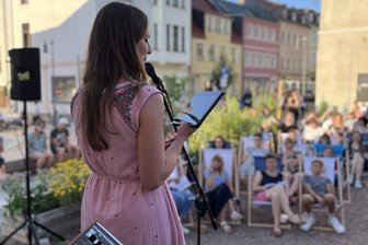 „Mit leichtem Gepäck“ – Open-Air-Gottesdienst in Mittweida mit den Songs von Silbermond - Nina-Maria Mixtacki bei ihrem Taylor Swift-Gottesdienst im Sommer 2024.