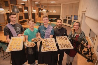 Mit Lichterbögen und Plätzchen auf dem Plauener Weihnachtsmarkt: Meiser Vogtland unterstützt Aktion „Leser helfen“ - Die Azubis Robert Voigt, Leopold Kaun und Lui Are Tynior (von links) haben mit Firmen-Koch Jan Wolfram (zweiter von rechts) und Nadine Dorst (rechts) von der Personalabteilung Plätzchen für die Aktion "Leser helfen" gebacken.
