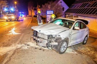 Mit Lichtmast und Baum kollidiert - Am Samstag kollidierte dieser BMW mit einem Lichtmast und einem Baum. 