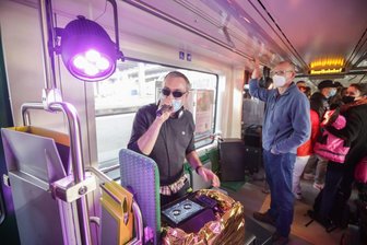 Mit Lichtspots und DJ-Pult: Zug von Chemnitz nach Frankenberg wird zum Club - Kai Rösler steht in der City-Bahn C 15 nach Frankenberg am Mischpult.