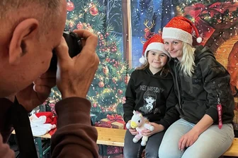 Mit Liebe, Glitzer und Heißkleber: Freiberger Bergwerkstatt im Weihnachtsfieber - Ein Foto für die Familie: Frank Herter von der Bergwerkstatt am Christmarkt fotografiert Sarah Walde mit Tochter Marie.