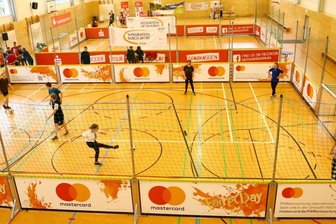Mit Light-Erfolg zur Insel Rügen - Auf mehreren Spielfeldern ging es zur Sparkassen-Fairplay-Soccer-Tour in der Halle der Evangelischen Schulgemeinschaft Erzgebirge rund. Das Finale gibt es allerdings erst im Juli 2022. 