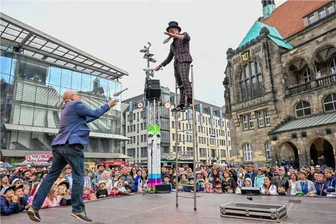 Mit Live-Musik, Comedy und Jonglage: Das Hutfestival ist eröffnet - Oberbürgermeister Sven Schulze (l.) und Moderator Jens Ohle unterhalten das Publikum auf der Sombrero-Bühne.