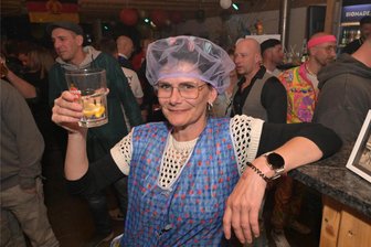 Mit Lockenwicklern an der Bar: Zwickauer feiern Ossi-Party mit viel Selbstironie - Claudia Rott aus Wolfersgrün ist mit Kittelschürze und Lockenwicklern im Haar zur Ossi-Part gekommen.