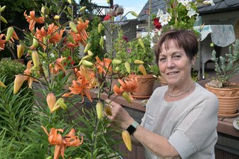 Mit Löwenherz durch 35 abenteuerliche Jahre: Kirchbergerin boxt sich durch - Margit Otto freut sich, nun mehr Zeit im Garten verbringen zu können. Sie liebt Blumen.