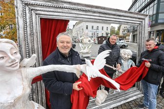 Mit Märchen die Wirtschaft ankurbeln: Helmnot-Theater kommt mit Funkelfenstern nach Limbach-Oberfrohna - Dirk Grünig vom Helmnot-Theater, Citymanager Axel Kluge und Pascal Köhler aus dem Kulturamt (Foto von links) planen gemeinsam die Funkelfenster für die Limbach-Oberfrohnaer Innenstadt. Diese sollen mehr als nur unterhalten.