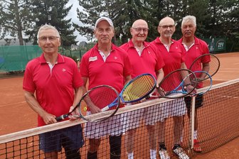Mit makelloser Bilanz: TC Sachsenring Zwickau wird erneut Landesmeister im Tennis - Zur erfolgreichen Mannschaft gehören Karl-Heinz Lenz, Frank Gesellmann, Winfried Krämer, Paul Borowski und Franz Antal (von links nach rechts) sowie Claus-Peter Jahn, Ulrich Richter und Rolf Müller (nicht im Bild).