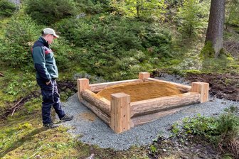 Mit Maskottchen Martin auf Tour: Holzerlebnisweg in Ellefeld steht vor der Fertigstellung - David Neubert, Pressesprecher vom Forstbezirk Adorf, am künftigen Sandkasten des neuen Holzerlebnisweges.