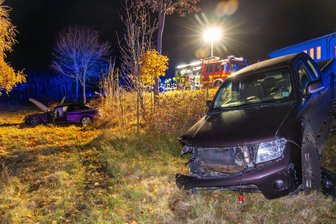 Mit mehr als 2,6 Promille: Pickup-Fahrer verursacht schweren Unfall im Erzgebirge - Die beiden Fahrzeuge kamen durch den Unfall von der Straße ab.
