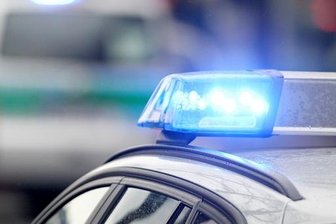 Mit Messer bedroht und geschlagen: Unbekannte überfallen 19-Jährigen -