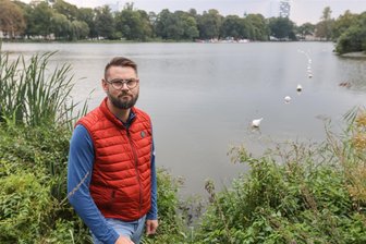 Mit Messer bedroht und in Teich geschubst: Wie ein Fotograf bei seiner Arbeit in Chemnitz ausgeraubt wurde - An dieser Stelle flog Sebastian Krämer am Dienstagnachmittag ins Wasser, nachdem ihn ein Mann überfallen hatte.