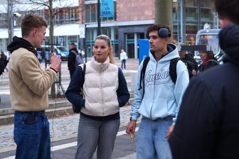 Mit Mikrofon und Kamera durch Chemnitz: 18-Jähriger startet Account für Straßenbefragungen - Henri (links) befragt unter dem Pseudonym „King Chemnitz“ im Chemnitzer Zentrum Anika und Cornel zu ihrer Meinung.