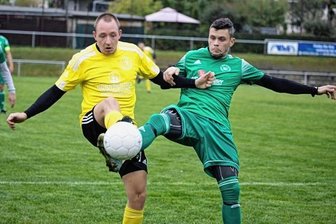 Mit Mini-Kader in Richtung Klassenerhalt? - Während Alexander Herzog (links am Ball) mit Wacker Plauen am Samstag zum Verfolgerduell beim Reichenbacher FC II antritt, geht es für Marcel Zahalka (rechts) im Abstiegskampf zur SpVgg Neumark.