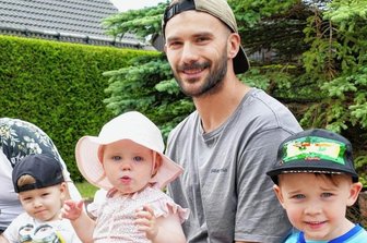 "Mit mir ist auch weiterhin zu rechnen" - Beim Besuch in seinem Heimatort Hohndorf anlässlich des Siedlungsfests am Drachenhain war Axel Jungk die Freude deutlich anzumerken, Zeit mit Bekannten sowie vor allem mit Nichte und Neffen zu verbringen.