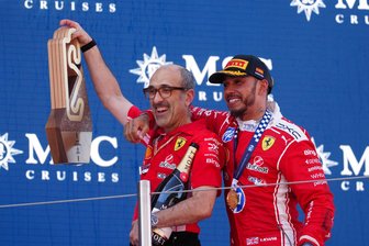 Mit Mittelfinger: Hamilton fordert Antonelli zum Titelduell - Lewis Hamilton (r) und sein Renningenieur Carlo Santo haben den Ferrari-Aufschwung organisiert.