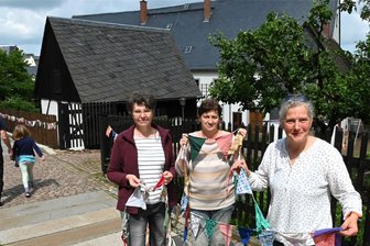 Mit Mittweidaer Löwenbräu: Scheunen- und Bierfest am Museum - Museumsleiterin Sibylle Karsch (r.) schmückt mit ihrem Team den Pfarrgarten für das Scheunenfest am Samstag.