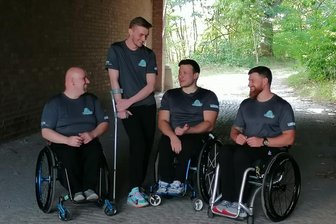 Mit Motivation und britischem Humor - Beste Laune beim ersten gemeinsamen Fotoshooting: RB-Neuzugang Tom Barnes (zweiter von links) mit seinen neuen Teamkollegen Daniel Gehse, Teemu Partanen und Edgaras Ciaplinskas (von links nach rechts). 