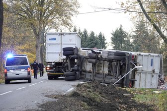 Mit Müll beladen: Hänger kippt um -