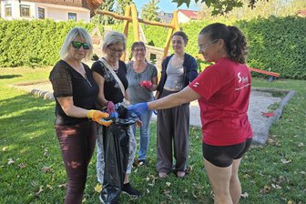 Mit Müllbeuteln und Motivation: Zahnärzte-Team räumt in Steinpleis auf - Auch auf dem Spielplatz gegenüber dem Feuerwehrgerätehaus sammelten die Mitarbeiter Müll ein.