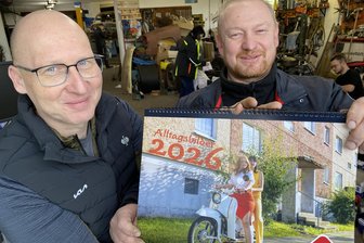 Mit Mütterberatungsstelle und Charme: Der neue Kleingeraer Kittelschürzen-Kalender ist da - Marcel Stephan (rechts) und Jens Färber sind die Gesichter hinter dem DDR-Kalenderprojekt.