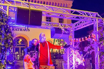 Mit Musik auf Achse: Idee erntet viel Lob - Waldos Wilder Weihnachtsexpress vor dem Rathaus Reichenbach.