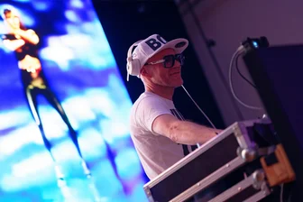 Mit Musik und Videos in die 80er Jahre: So lief die Party mit Dirk Duske in Rochlitz - Dirk Duske sorgte mit seiner Videoclip-Disko „Simply The 80s Best“ am Samstag für tolle Stimmung im Rochlitzer Bürgerhaus.