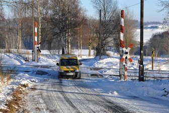 Mit Nachtarbeit und Helikopter: Umfangreiche Arbeiten an der Bahnstrecke im Bereich Bad Brambach - Der Bahnübergang Frauengrün gehört zu den Übergängen. die bis Anfang Dezember von der Deutschen Bahn modernisiert werden.