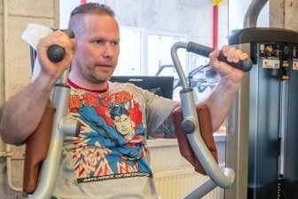 Mit Nachweisen und Abstand geht es zurück an die Geräte - Peter Faber aus Zöblitz ist froh, endlich wieder mit Gleichgesinnten im Fitnessstudio trainieren zu können. 