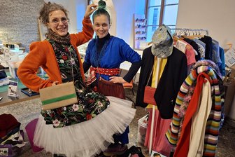 Mit Nadel und Fantasie: Das sind die besten Faschingsideen fürs Kostüme-Update aus Augustusburg - Melanie Dechant und Henriette Helmstedt v.l. zeigen im Augustusburger Lehngericht, wie man aus Kleidung Faschingskostüme machen kann.