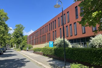 Mit Nagel-Zaunlatte auf Kopf eingeschlagen: Erzgebirger steht erneut vor Gericht - Ein Erzgebirger muss sich in Chemnitz wegen gefährlicher Körperverletzung verantworten.