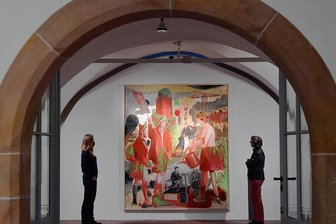 Mit Neo Rauch unterwegs in Traumlandschaften - Besucherinnen betrachten das Bild "Wehr" des Malers Neo Rauch in der Sonderausstellung "Das Wehr" in der Gewölbehalle im Nordflügel der Hei-decksburg.