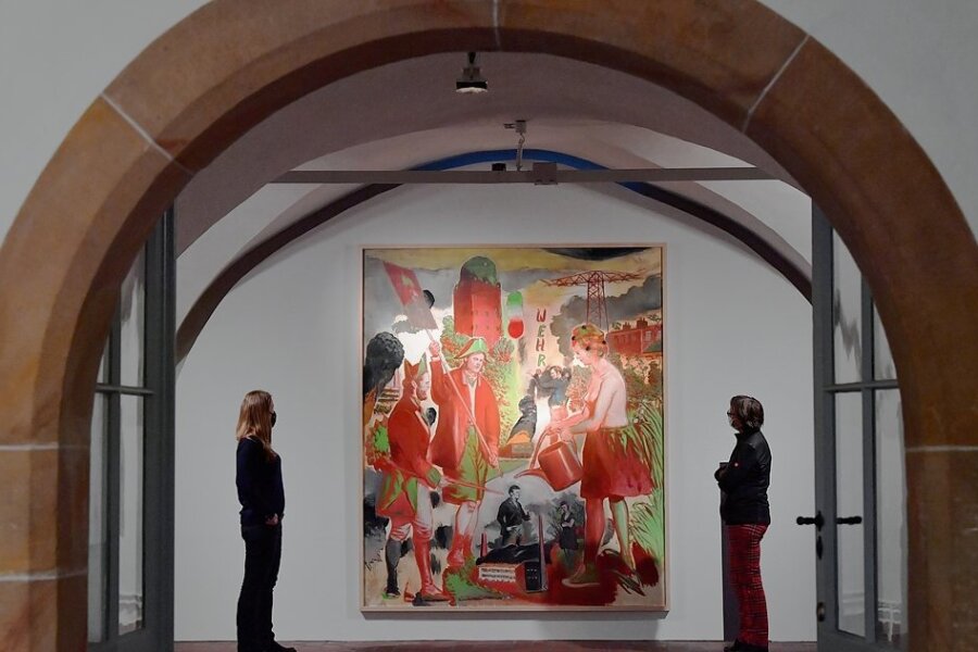 Mit Neo Rauch unterwegs in Traumlandschaften - Besucherinnen betrachten das Bild "Wehr" des Malers Neo Rauch in der Sonderausstellung "Das Wehr" in der Gewölbehalle im Nordflügel der Hei-decksburg. 