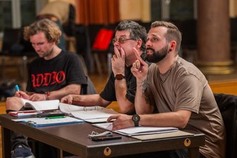 Mit neuem Regisseur: Erzgebirgische Theatergruppe meistert Männer-Problem - Christian Schreier (v. r.) führt bei Thea(l)ternativ in Stollberg erstmals Regie, ihn unterstützt Michael Ö. Arnold. Zudem im Bild: Denny Utzmann. Das Stück „Tot ist tot“ feiert Ende Oktober Premiere.
