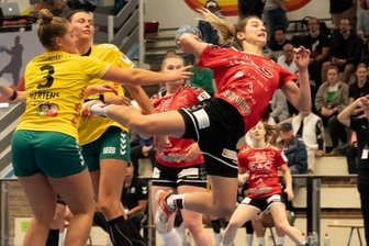 Mit neuem Schwung ins Sachsenderby - Für die Handballerinnen des HV Chemnitz um Izabela Rzeszotek (rechts) beginnt das neue Jahr gleich mit dem Sachsenderby beim SV Markranstädt - hier ein Bild aus dem Hinspiel.