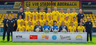 Mit neuer Mentalität: Auerbach setzt zum nächsten Schritt an - Der VfB Auerbach 2015/2016 - hinten von links: Sporttherapeut Jens Richter, Alexander Mattern, Stanley Ratifo, Jiri Jedinak, Kevin Hampf, Felix Paul, Marcel Dressel, Philipp Müller, Felix Lietz, Physiotherapeut Klaus Hülsen. Mitte von links: Trainer Michael Hiemisch, Co-Trainer Uwe Kramer, Torwarttrainer Daniel Fröhlich, Fabian Paradies, Markus Möckel, Luca Jung, Raul Viktor Xavier Amaro, André Herold, Albert Löser, Björn Lambach, Arman Melkonyan, Co-Trainer Bernd Richter, Mannschaftsleiter Rolfi Schädlich. Vorn von links: Danny Wild, Marcel Schuch, Louis Wiesner, Maik Ebersbach, Christian Leucht, Benjamin Eißmann, Steffen Vogel, Philipp Kötzsch.