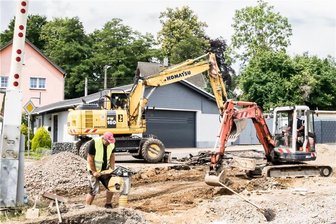 Mit neuer Perspektive: Erzgebirgsbahn investiert Millionen in ihre Infrastruktur - In Pockau wird der Bahnübergang über die B 101 erneuert. Deshalb ist die Bahnstrecke zwischen Grünhainichen und Olbernhau/Grünthal derzeit gesperrt.