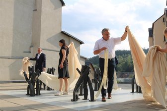 Mit neuer Skulptur ist Schwarzenberg ab sofort sichtbar Teil der Kulturhauptstadt Chemnitz - Zusammen mit der Künstlerin wurden die Stahlobjekte am Freitag enthüllt, rechts Oberbürgermeister Ruben Gehart, links Finanzbürgermeister Ralph Burghart aus Chemnitz.