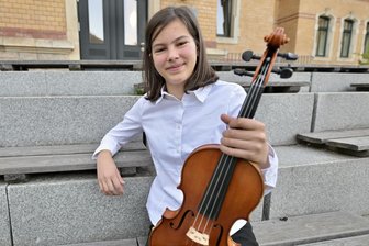 Mit Neugier statt Angst: Junge Zwickauer Musikschüler freuen sich auf ihr großes Amerika-Abenteuer - Im Innenhof des Robert-Schumann-Konservatoriums Zwickau: Katharina Braun (14) ist überhaupt nicht bange vor ihrer ersten Reise in die USA.