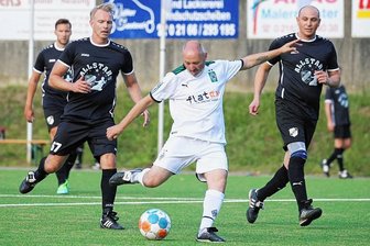 Mit Neuville und Co.? Borussia Mönchengladbach kommt ins Vogtland - Er kann es noch: Das Bild zeigt Gladbachs Ex-Nationalspieler Oliver Neuville (Mitte) bei einem Freundschaftsspiel der Weisweiler-Elf im Juni 2022 beim Mönchengladbacher Stadtligisten Victoria Mennrath.