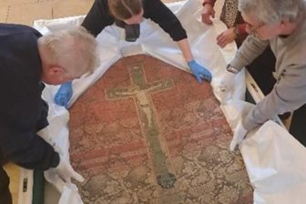 Mit New York in einer Reihe: Glauchauer Museum verleiht Kunstwerk für besondere Ausstellung - Die Kunstspedition Hasenkamp hat das Messgewand in eine spezielle Klimakiste gepackt, um es aus Glauchau sicher abtransportieren zu können.