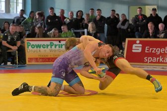 Mit „olympischer“ Verstärkung: Auer Ringer starten ins Abenteuer Bundesliga - Auch der Auer Deward Stier (l.) – hier im Landesliga-Duell mit Thalheims Florian Pohl – hat die Chance auf Einsätze in der Bundesligamannschaft der Veilchen.