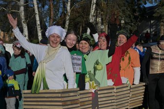 Mit originellen Kostümen: 278 Teilnehmer machen Silvesterlauf in Wilkau-Haßlau zu einem bunten Spektakel - Das Team „Gemüsehochbeet aus Wilkau-Haßlau“ hat beim Silvesterlauf den Kostüm-Wettbewerb gewonnen.