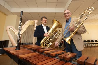 Mit Pauken und Trompeten: Plauener Musikschule freut sich über besonderes Geschenk - André Morgner vom Förderverein (links) übergab jetzt eine Instrumentenschenkung an Jörg Leitz, Leiter des Vogtlandkonservatoriums.