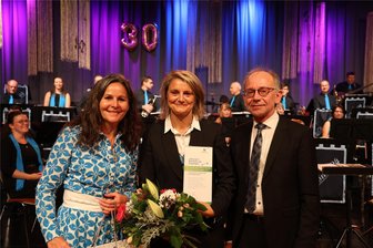 Mit Paukenschlag: Erzgebirge bekommt 450 neue Botschafter - Peggy Kreller und Andreas Stark überreichten Vereinschefin Brit Anger (Mitte) die Ernennungsurkunde zum Botschafter des Erzgebirges.