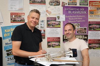 Mit Paukenschlag: Freilichtbühne im Erzgebirge startet in neue Saison - Sven Melzer und Robin Kürschner bei den letzten organisatorischen Vorbereitungen für das Greifenstein-Blasmusik-Open-Air.